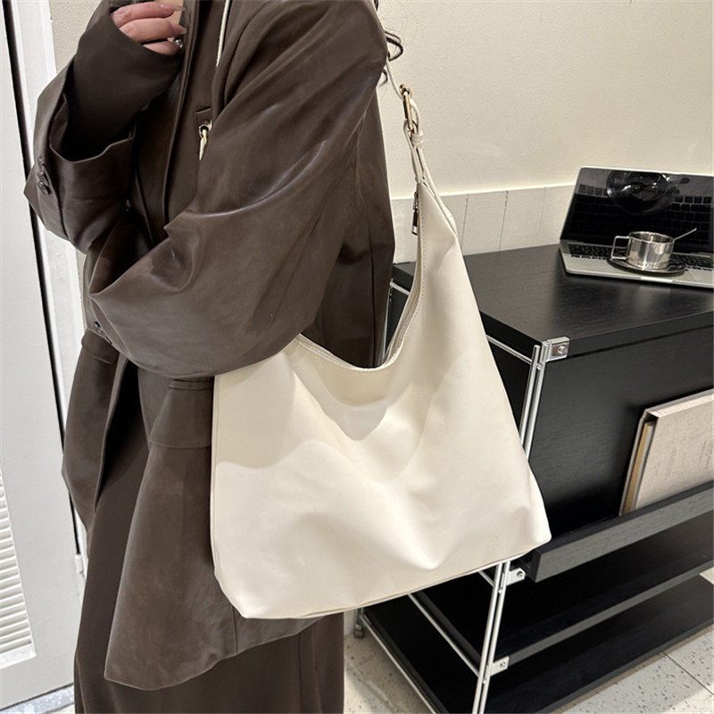 Leather Work Outfit - حقيبة كتف أنيقة من الجلد الأسود،