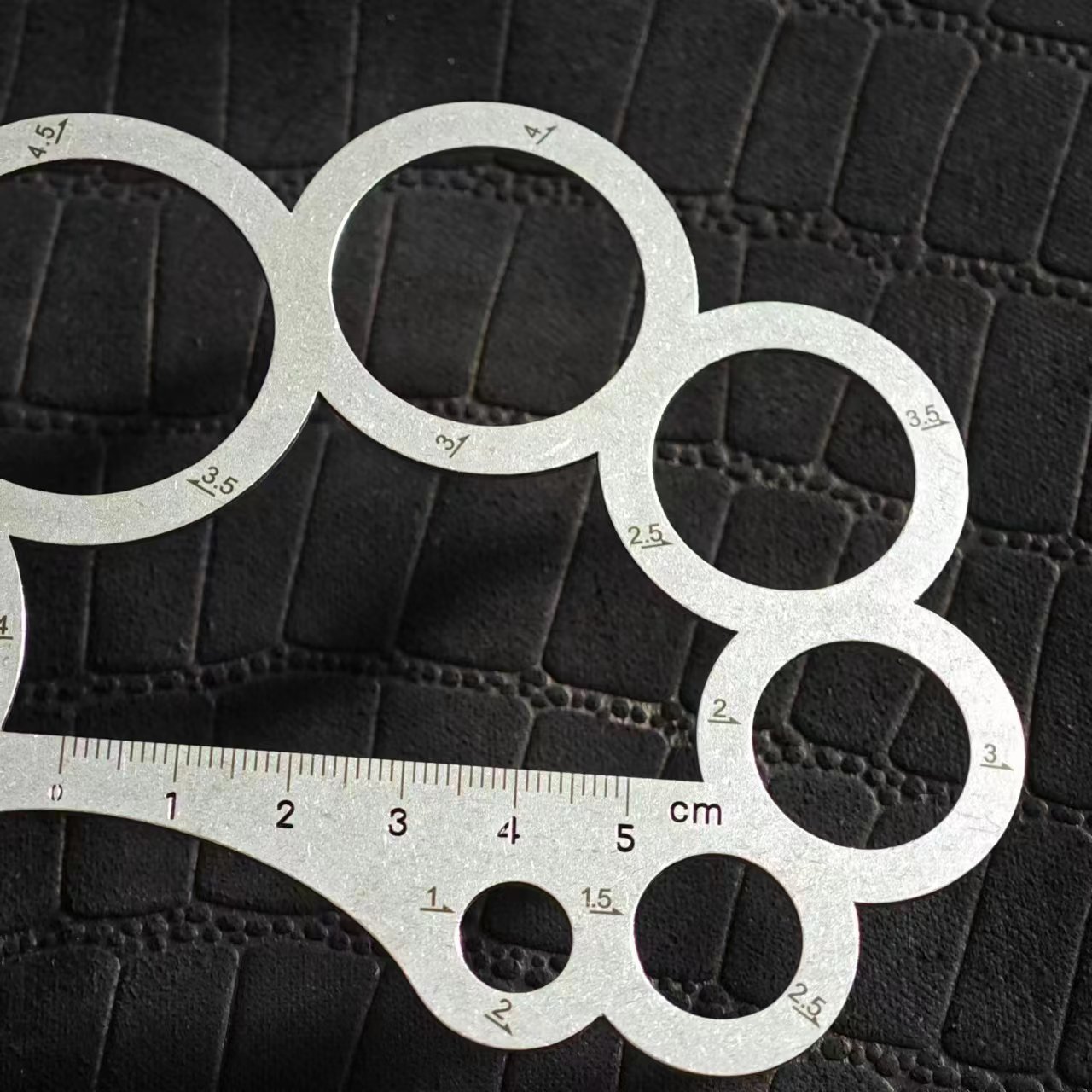 مسطرة دائرية متعددة الأغراض زا - مراجعة Leatherwork Templates وسعره